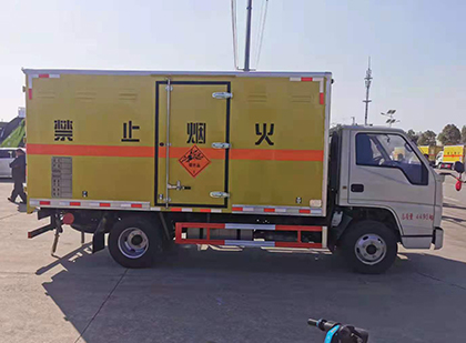 龙楼镇爆破器材运输车工人安全操作规范与智能技术保障